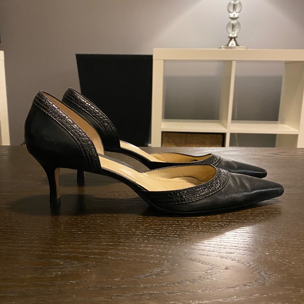Black pumps